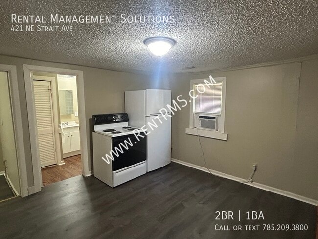 Building Photo - 421 NE Strait Ave