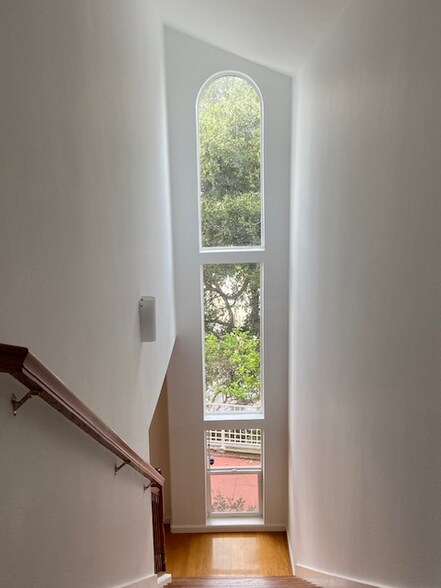 Building Photo - 553 Merritt Ave