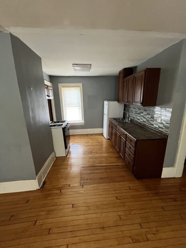 Building Photo - Bright 2 Bed / 1 Bath off Brady St | Free Laundry & Pet-Friendly