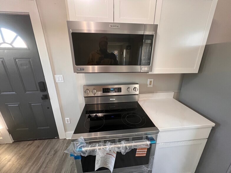 Building Photo - 1410 Center St