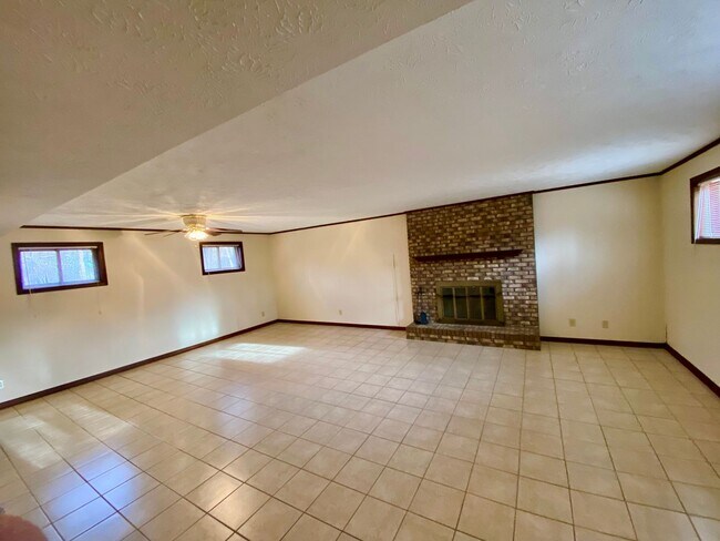 Building Photo - 3925 Halehaven Dr