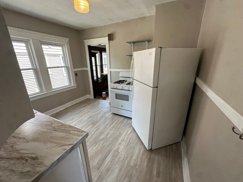 Building Photo - 1302 W 102nd St