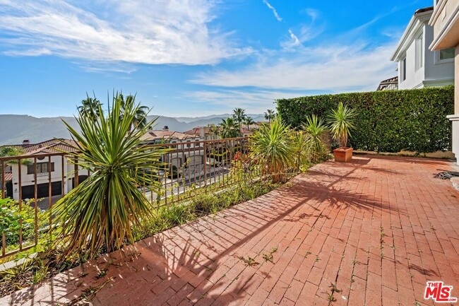 Building Photo - 1470 Paseo De Oro