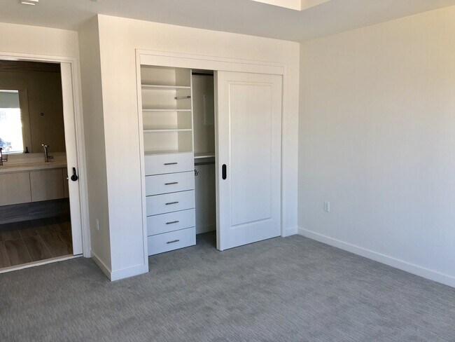 Building Photo - Very Unique Spacious Two Bedroom - Two bat...