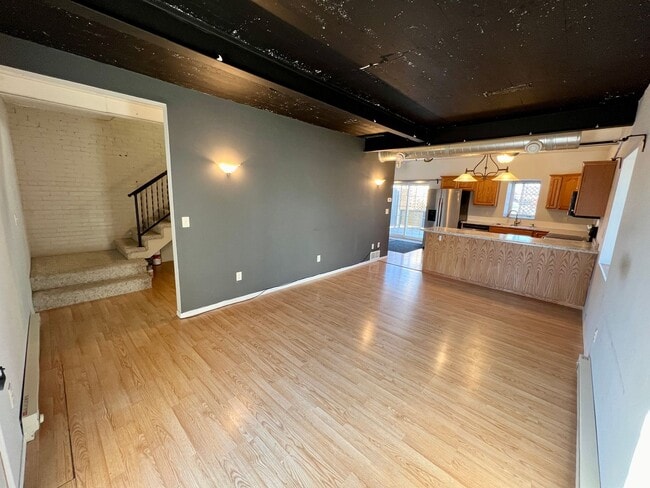 Building Photo - Industrial Style 3 Bedroom Home AVAILABLE JUNE!!!