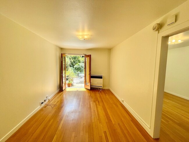 Building Photo - 1BR/1BA Garden Apartment! Laundry! Storage...