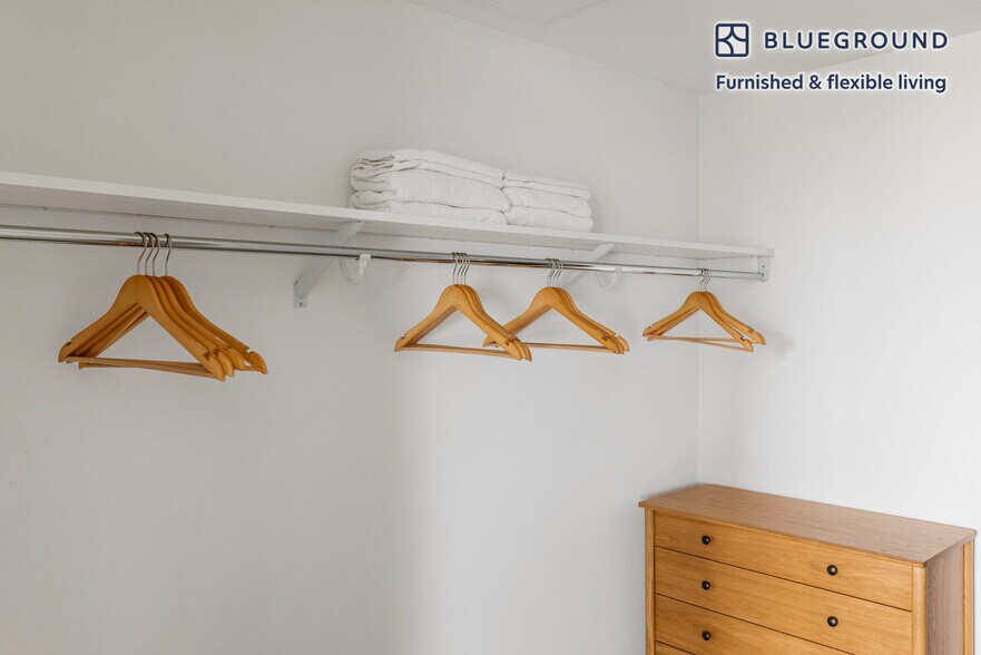 Building Photo - 101 River Pk Dr