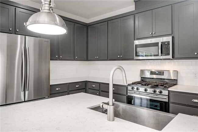 Building Photo - 3014 E 14th 1/2 St