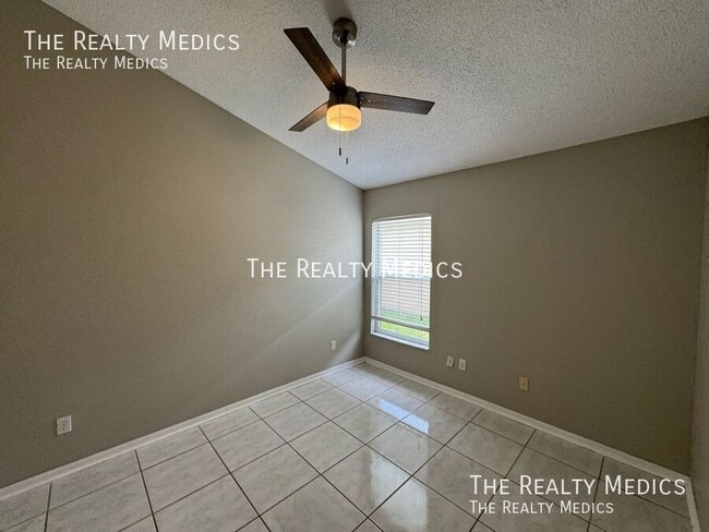 Building Photo - 833 Brightview Dr
