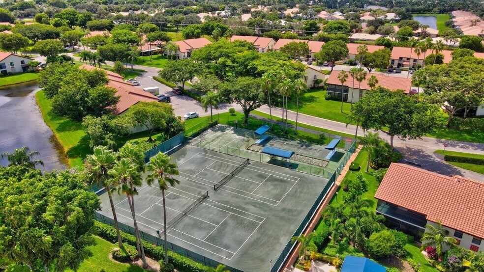 Building Photo - 10592 Tropic Palm Ave