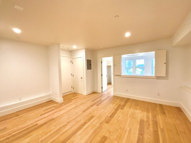 Building Photo - REMODELED 1BR in Haight! Yard Access. IN-UNIT LAUNDRY! DISHWASHER!