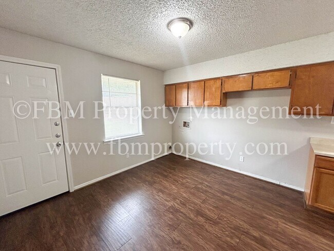 Building Photo - 1603 S Hall St