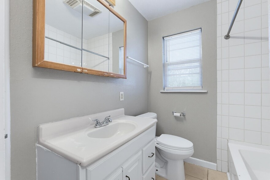Building Photo - 618 S La Salle Dr