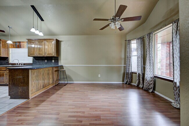 Building Photo - 2912 Edinburg Dr