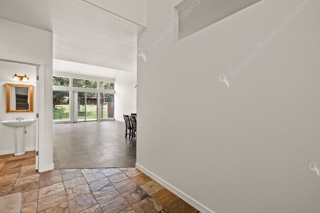 Building Photo - Eagle Crest Townhome Steps to Lakeside Cen...