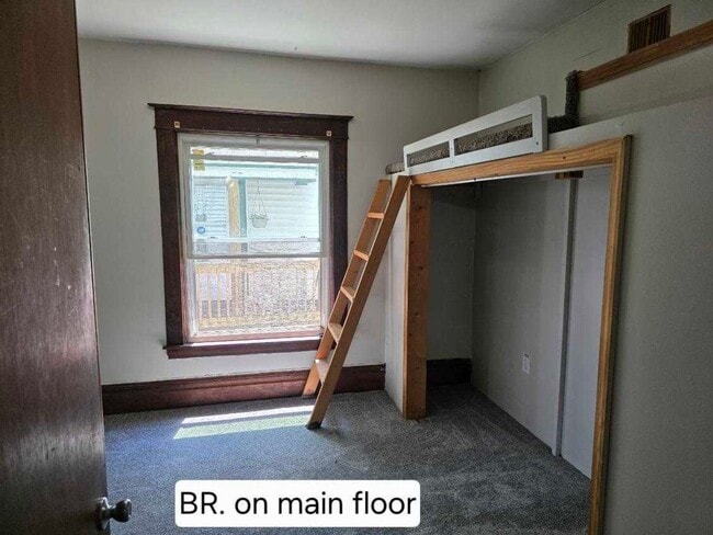 Building Photo - 913 Neumaier Ct