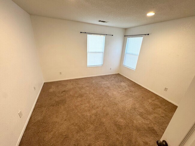 Building Photo - Spacious 5 bedroom home