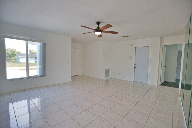 Building Photo - Annual Unfurnished 2 Bedrooms 2 Bathrooms Pool Home Located in South Venice!