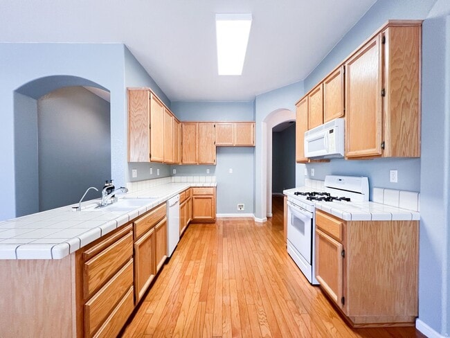 Building Photo - Spacious Single Story 3 Bd, 2 Ba Home in S...