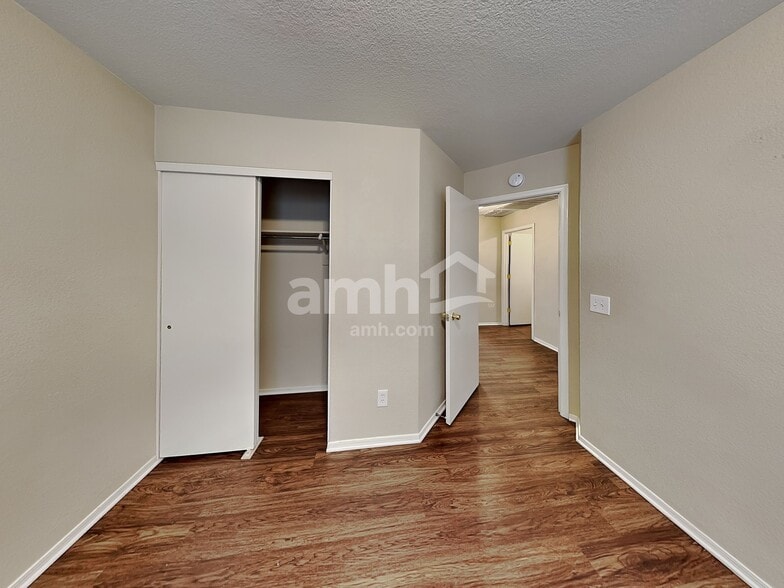 Building Photo - 6913 S Goshawk Dr