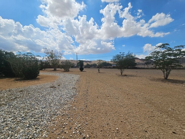 Building Photo - 2 bed 1 bath home + bonus room near Joshua...