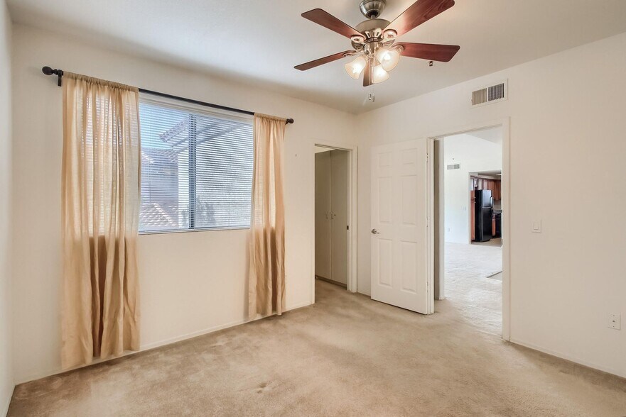 Building Photo - 4925 E Desert Cove Ave