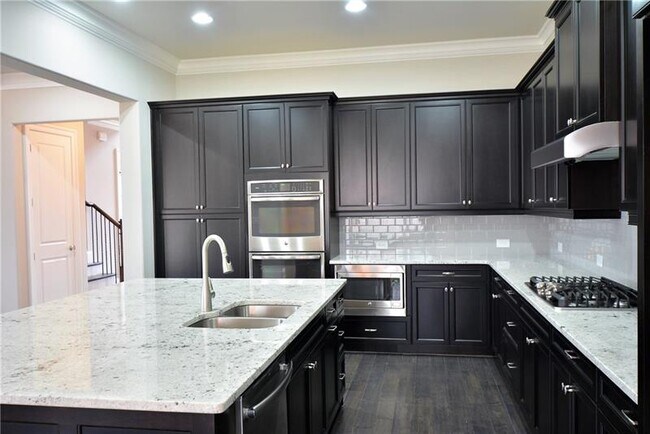 Building Photo - 7200 Grandview Overlook