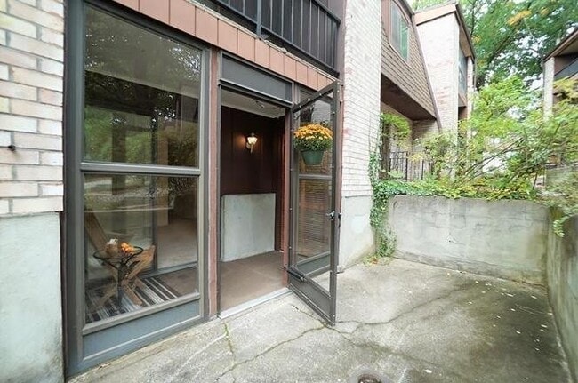 Building Photo - Spacious Condo with Parking, Heat/Hot Wate...