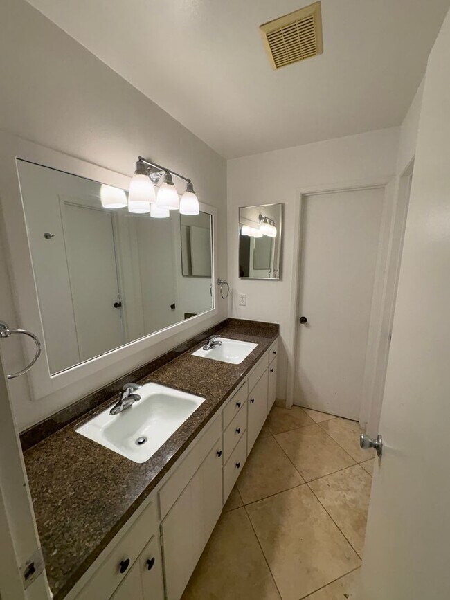 Building Photo - NW Visalia Home Near Country Club Available Now! *Private Showing Only*