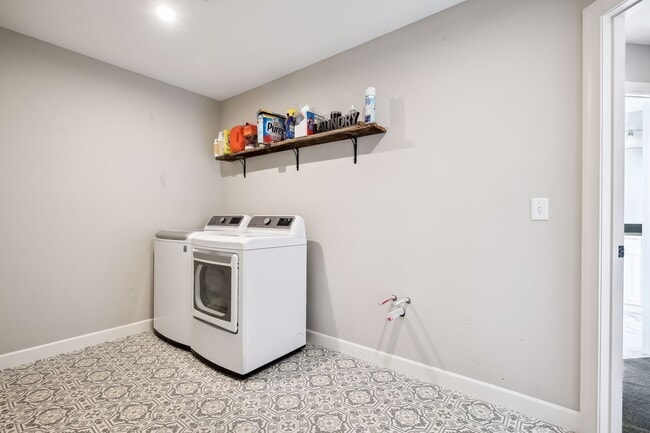 Building Photo - 2275 Lakeshore Point Dr N E