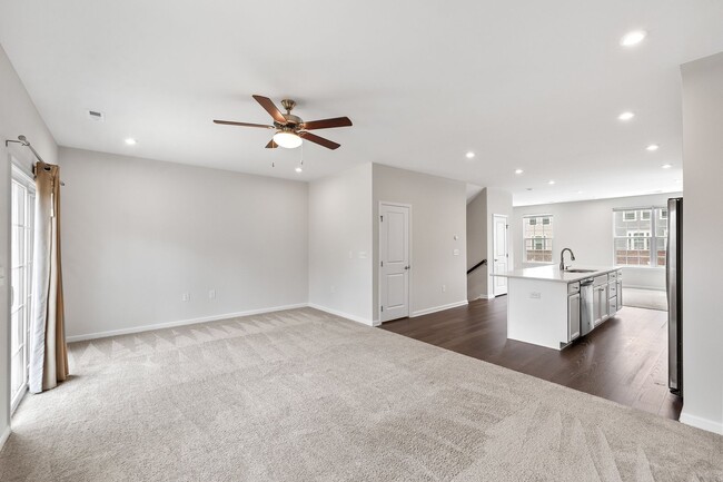 Building Photo - **End Unit 3/3 Townhome in Great Location**