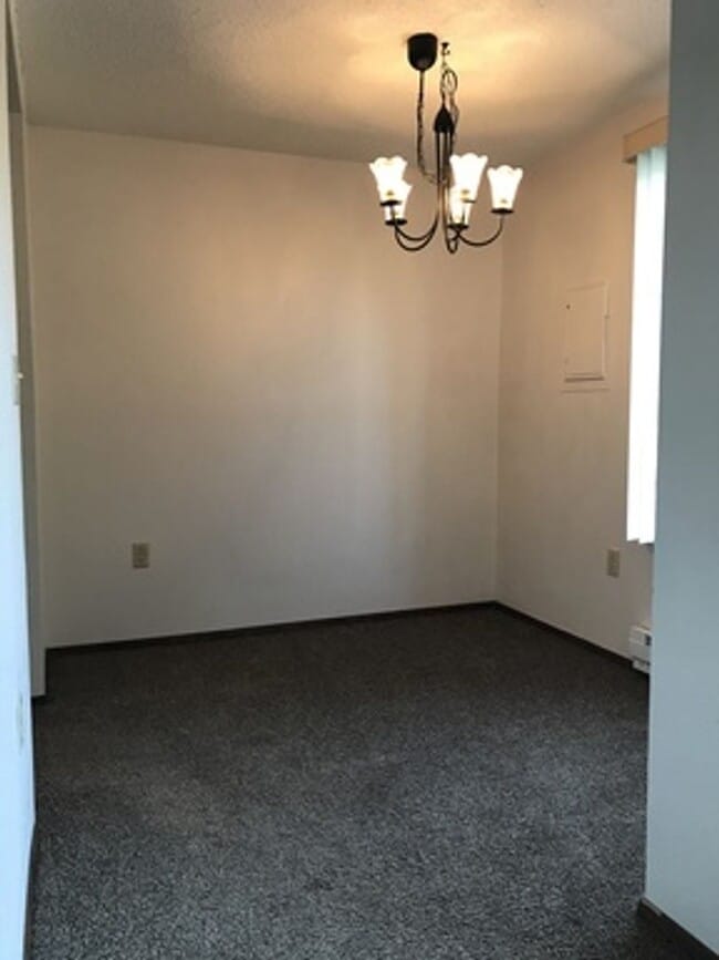 Building Photo - Great 1br 1bath Condo w/Tennis court/swimm...