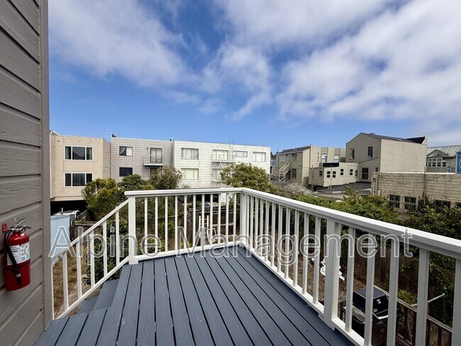 Building Photo - 272 4th Ave