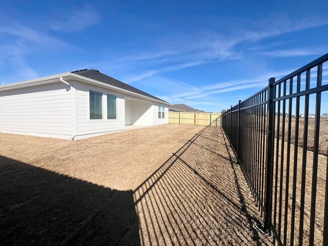 Building Photo - 561 Shepherd St