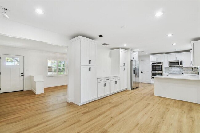 Building Photo - 4802 W Longfellow Ave