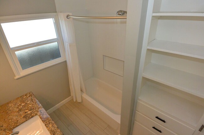 Building Photo - Charming 2 BD + Office, 1 BA Single Family Home, Eastside Costa Mesa