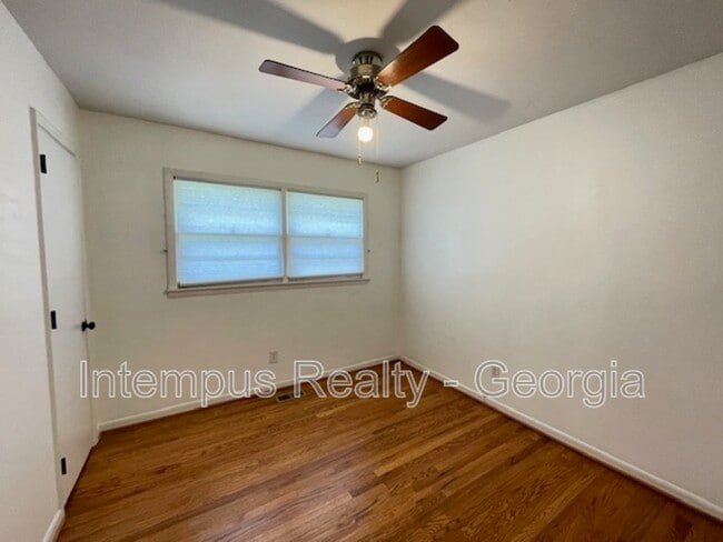 Building Photo - 633 White St