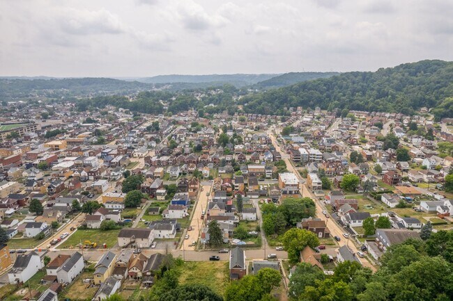 Building Photo - Stunning 3 bed, 2.5 bath home in McKees Rocks available October 1!