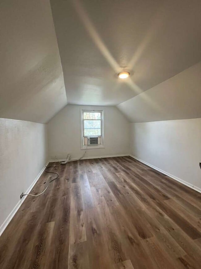 Building Photo - Updated 3-Bedroom Single-Family Home in th...