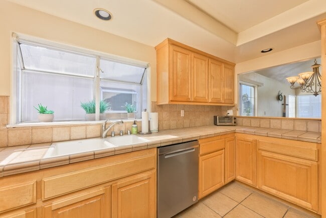 Building Photo - 9-MONTH FURNISHED WINTER RENTAL MID SEPT 2026 THROUGH MID JUNE 2027 **3-car parking**