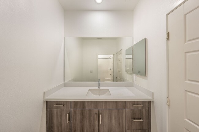 Building Photo - 216 Paramount