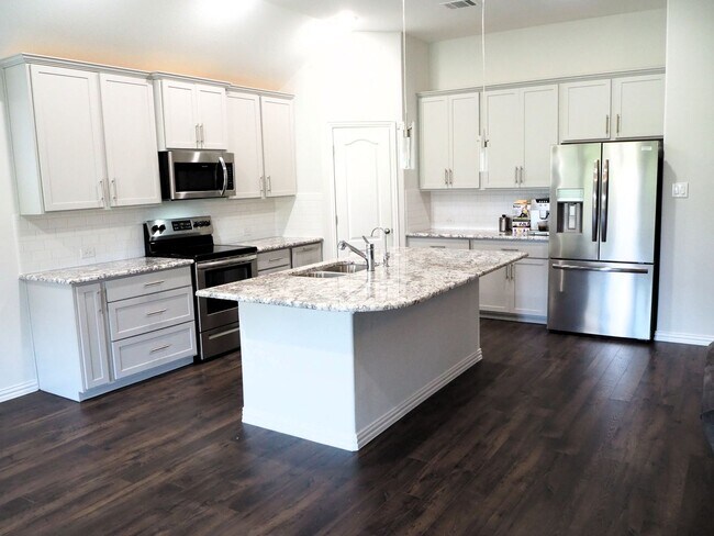 Building Photo - Must See 4 Bed 3 Bath Home in Aubrey