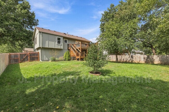 Building Photo - 125 SE Topaz Dr