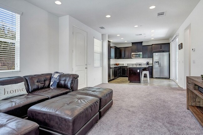 Building Photo - Lux Townhome 4 Bed 3 Bath 2 Car Garage in Spanish Walk