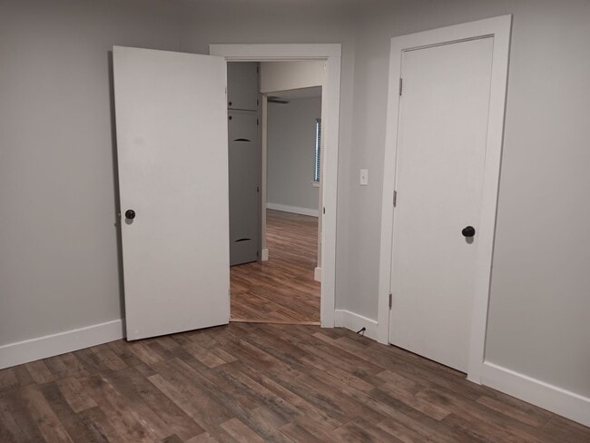 Building Photo - Remodeled & Cozy