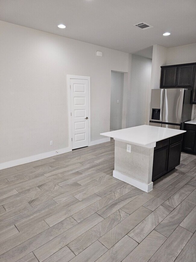 Building Photo - $500 discount for Lease signed in June!