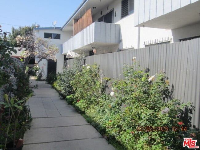 Building Photo - 811 S Wilton Pl