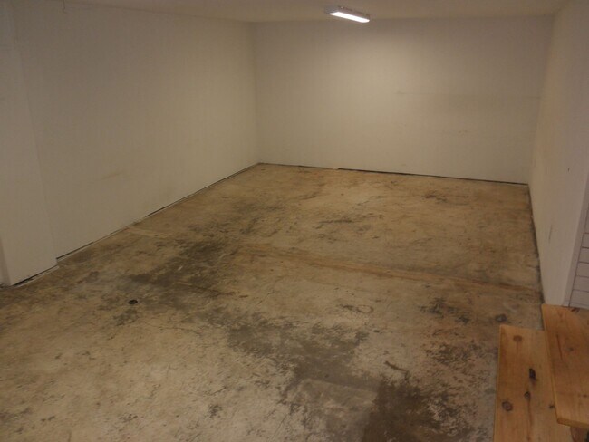 Building Photo - Charming home with basement