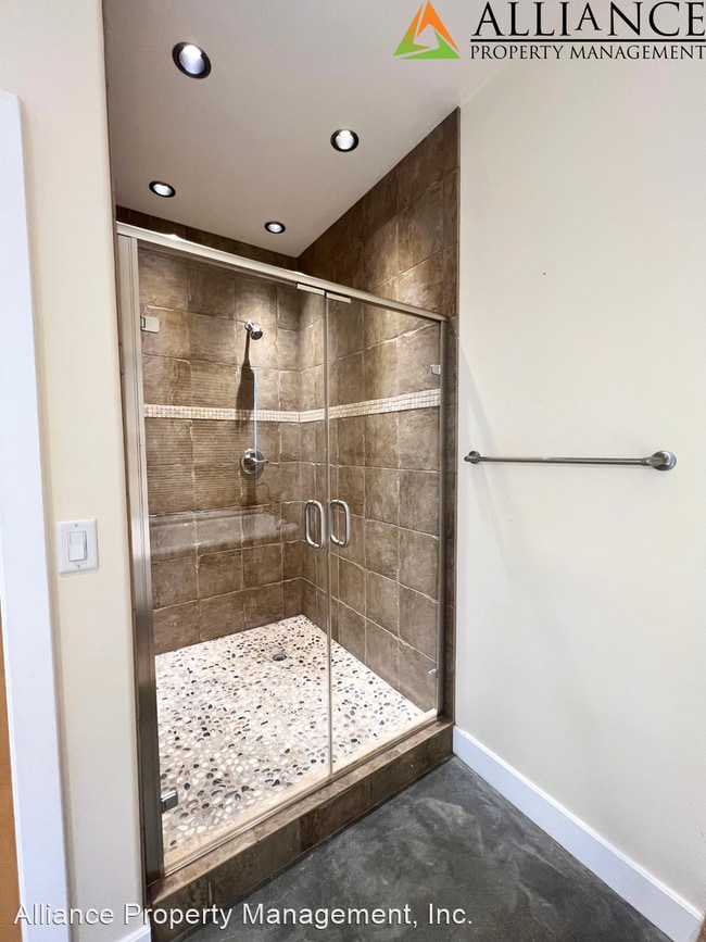 Building Photo - 2 br, 2 bath House - 820 N. Manhattan Ave....