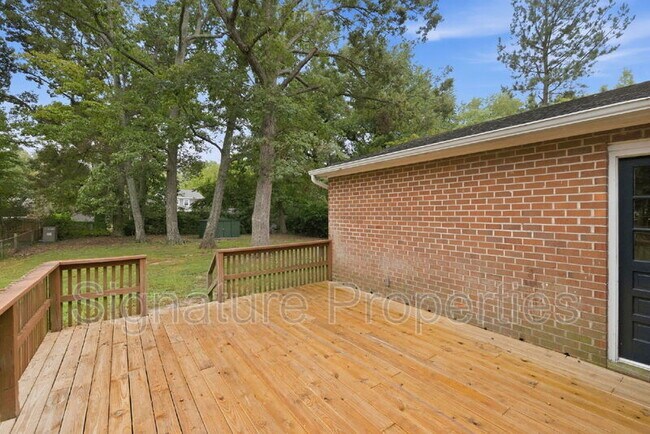 Building Photo - 1413 Robindale Rd
